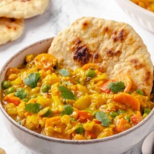 Mixed Vegetables Curry met Nan brood.