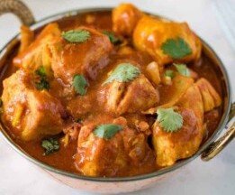 Chicken Madras met Nan brood.